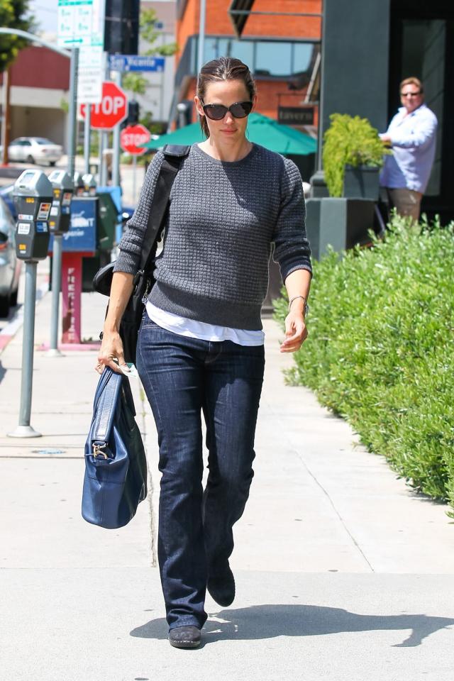 Jennifer Garner Keeps Wearing This Comfy and Practical Outfit Combo