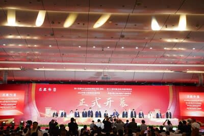 Leaders and guests jointly commencing the "Two Expos and One Exhibition" of Yulin