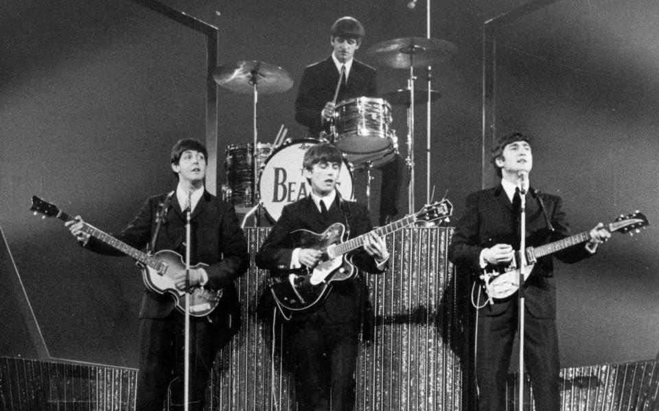 Was wir heute noch von den Beatles haben? Natürlich zuallererst ihre Musik, ihre unsterblichen Songs! "Yesterday", "Hey Jude", "Love Me Do", "She Loves You" und so viele mehr - auch über 50 Jahre nach dem Ende der Beatles kennt und liebt man ihre großen Hits, und man wird sie auch in 50 Jahren immer noch kennen und lieben. (Bild: Michael Webb / Getty Images)