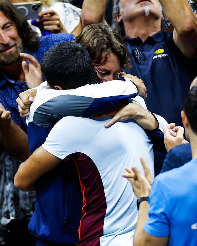 艾卡拿斯擁抱教練費拉羅。（圖：ATP）