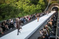 <p>Louis Vuitton a vraiment pris de la hauteur en organisant le défilé Cruise 2018 dans les montagnes japonaises, et plus précisément au musée Miho. Les mannequins sortaient ainsi d’un tunnel en métal et traversaient un pont suspendu devant une foule fascinée.<br><em>[Photo : Getty]</em> </p>