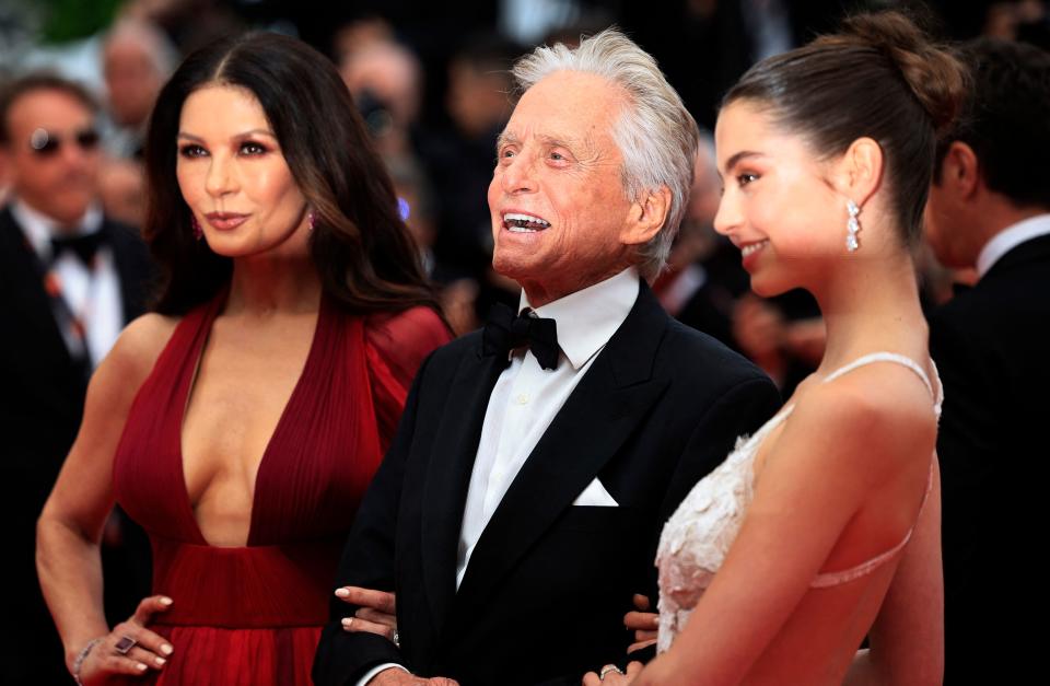 Catherine Zeta-Jones, Michael Douglas y su hija Carys Zeta en Cannes (Photo by Valery HACHE / AFP) (Photo by VALERY HACHE/AFP via Getty Images)