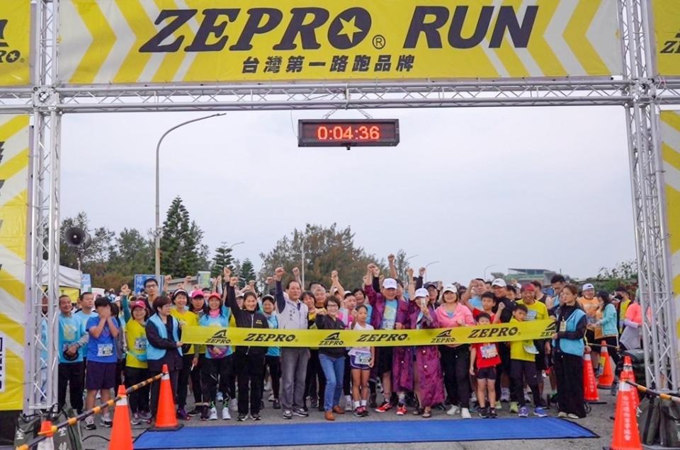 《圖說》「ZEPRO RUN濱海路跑嘉年華」17日回到苗栗外埔漁港，全台超過2,000名跑友在清晨6點準時開跑。（圖／台灣國際鐵人三項交流發展協會提供）