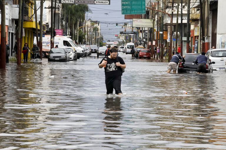 Las calles de Valentín Alsina sufrieron las consecuencias de las fuertes lluvias