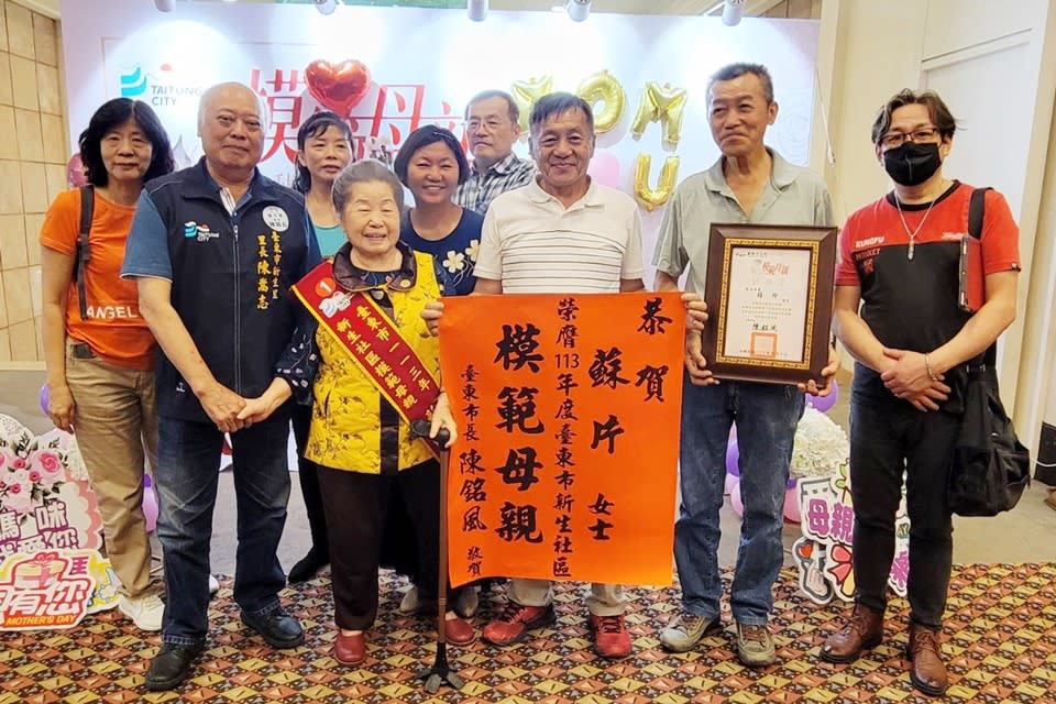 高齡91歲曾獲「人間媽祖」志工獎的蘇片，獲臺東市模範母親表揚。