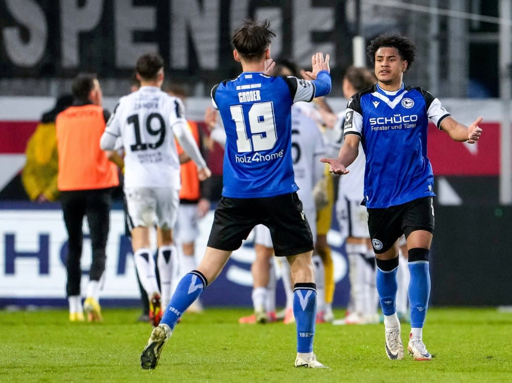 Erleichterung bei Arminia Bielefeld (IMAGO/Oliver Zimmermann)