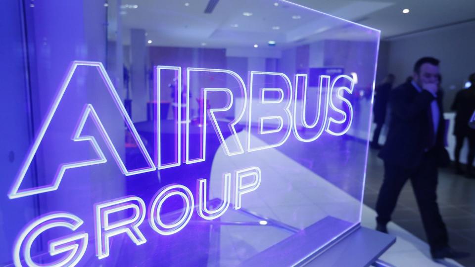 Airbus hat sich bereits eine Kreditlinie über 15 Milliarden Euro gesichert, eine Anleihe über 2,5 Milliarden Euro ausgegeben und die Dividende gestrichen.