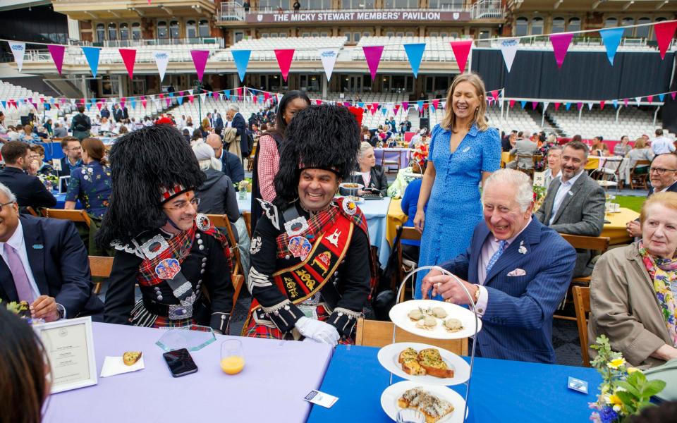 King Charles nimmt 2022 am Big Jubilee Lunch im The Oval teil – Jamie Lorriman/Pool Daily Telegraph