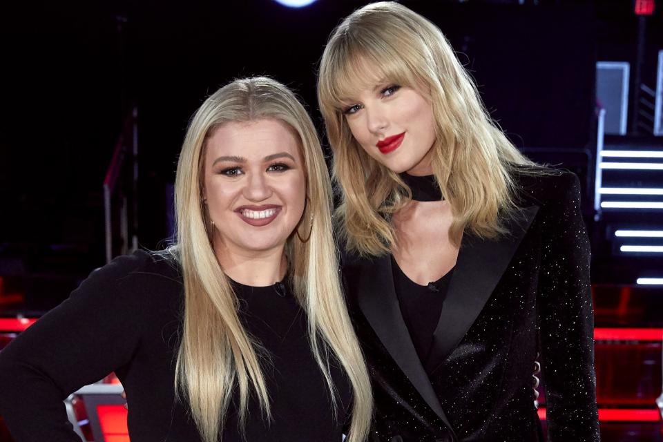 THE VOICE -- ?he Battles, Part 5/The Knockouts? Episode 1711 -- Pictured: (l-r) Kelly Clarkson, Taylor Swift -- (Photo by: Trae Patton/NBC/NBCU Photo Bank via Getty Images)