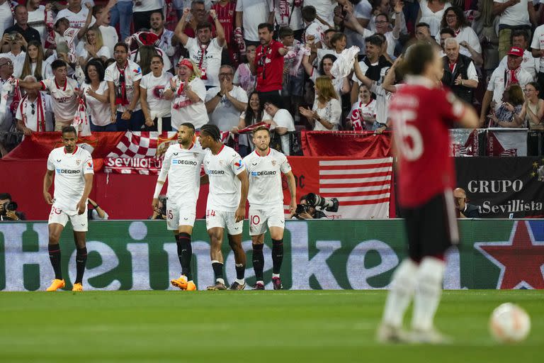 Los jugadores de Sevilla celebran el gol tempranero del delantero marroquí Youssef En-Nesyri; el equipo local ya gana 1 a 0