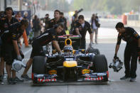 Monza - Der bitterste Moment in dieser Saison. Erst wirft Sebastian Vettel eine Strafe zurück, dann fällt sein Red Bull wenige Runden vor Schluss aus. Vettel blockiert die Ideallinie und drängt Fernando Alonso aufs Gras. Die Konsequenz: Durchfahrtsstrafe für den Weltmeister, der in diesem Rennen am Ende leer ausgeht. Den Sieg schnappt sich Lewis Hamilton mit einem Start-Ziel-Sieg.