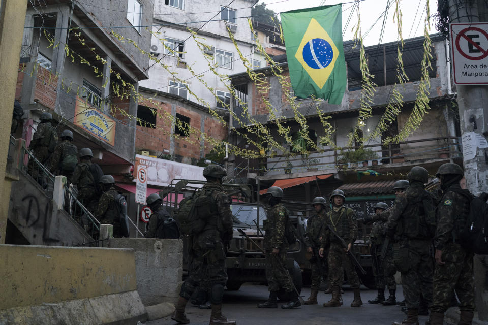 Soldiers patrol a neighborhood in the Mangueira favela in Rio during an operation in 2018. (Photo: ASSOCIATED PRESS)