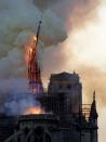 <p>C’est l’une des photographies les plus fortes de cet incendie de Notre-Dame : la flèche qui s’écroule. C’est d’ailleurs cette image que <em>Libération</em> a choisi de mettre en une de son édition du 16 avril. </p>