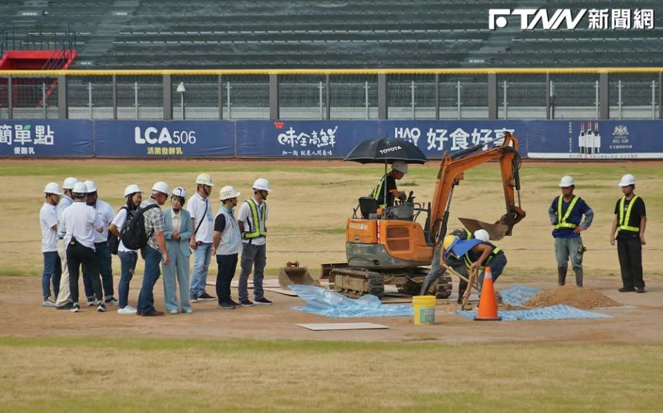 MLB場務專家Chad Olsen今日造訪新竹棒球場，現場又挖出手套等廢棄物。（圖／記者盧逸峰攝）