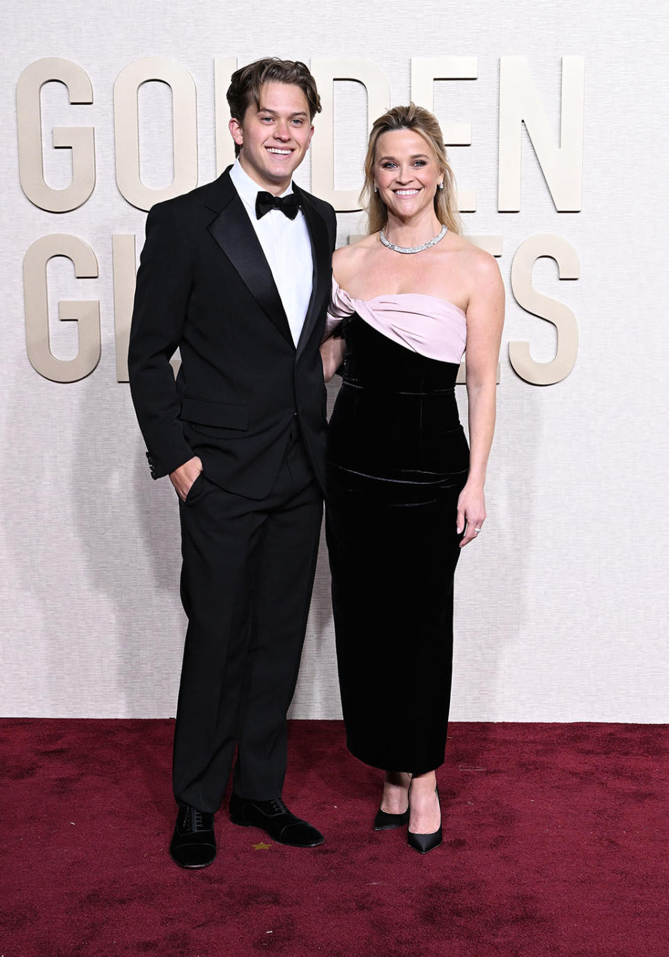 Reese Witherspoon, pumps, Golden Globes 2024, red carpet, gown, Tiffany & Co.