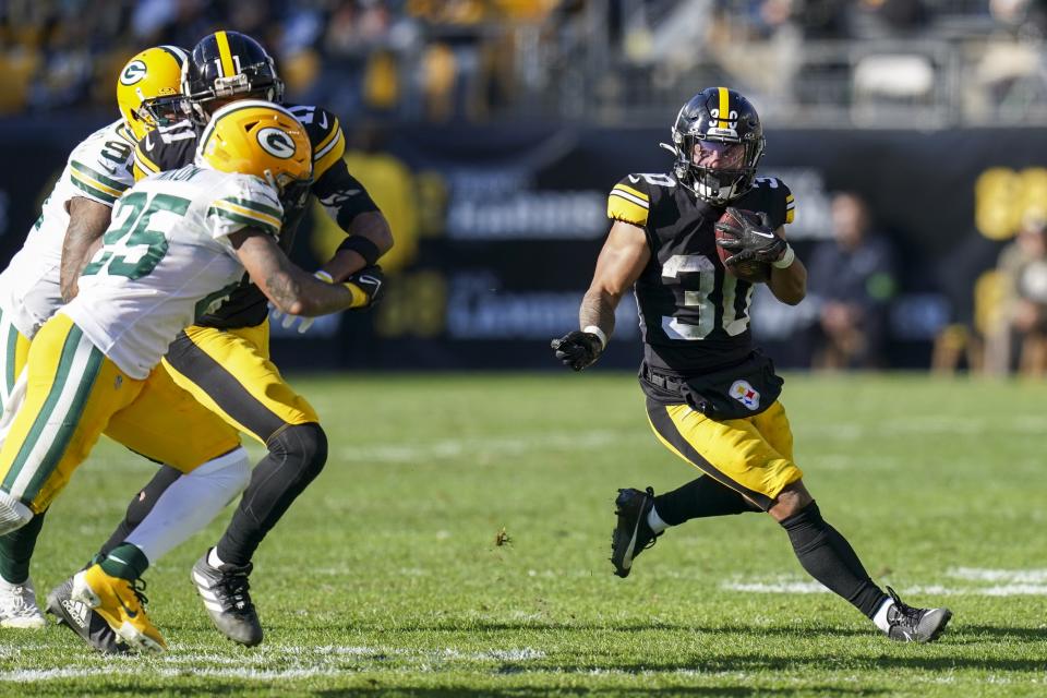 Pittsburgh Steelers' Jaylen Warren runs during the first half of an NFL football game against the Green Bay Packers Sunday, Nov. 12, 2023, in Pittsburgh. (AP Photo/Matt Freed)