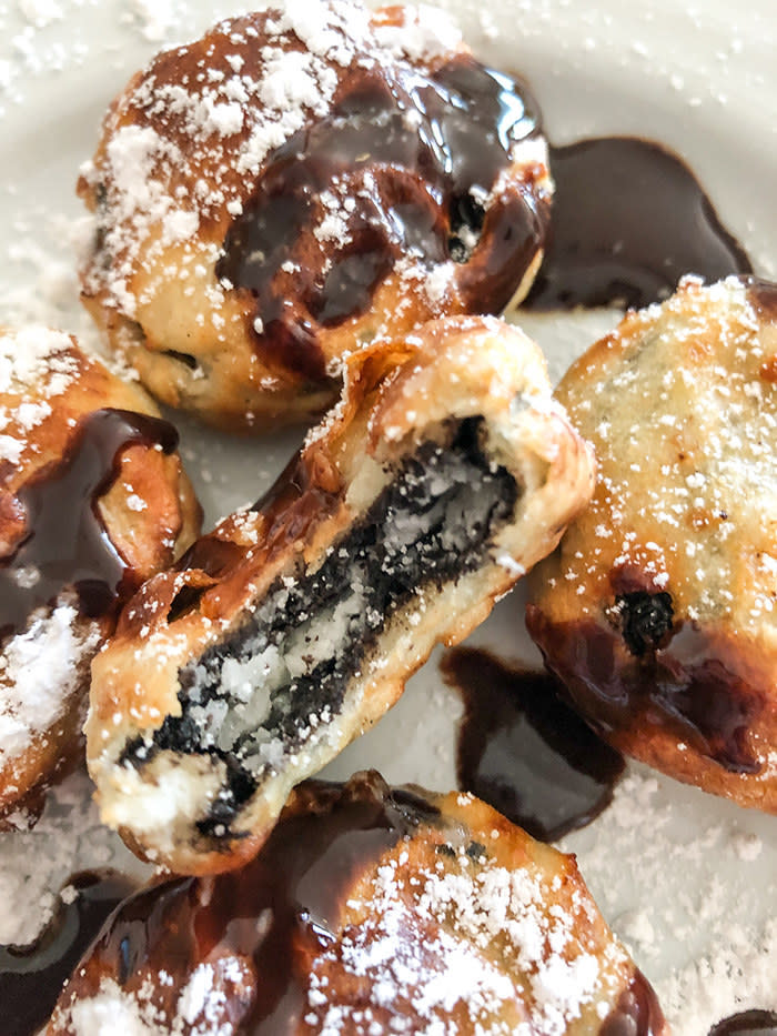 Air fryer fried Oreos with powdered sugar.