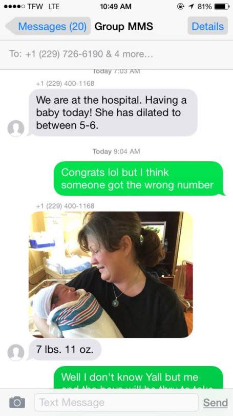 Una mujer da a luz, manda un mensaje al número erróneo y sucede algo realmente increíble