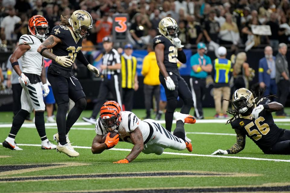 Cincinnati Bengals running back Joe Mixon completes a catch and runs for a touchdown, showing some of the skill set that's helped him respond from a slow start to the season.