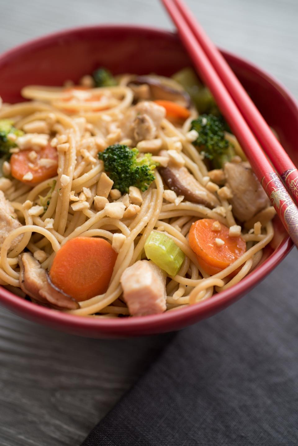 Chicken and Peanut Lo Mein has 535 calories per serving.