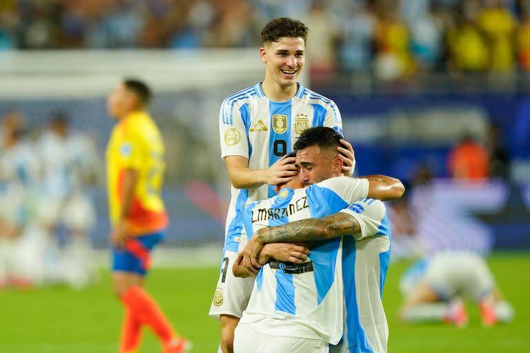 Lautaro Martínez, autor del gol, celebra con Nicolás González y Julián Álvarez