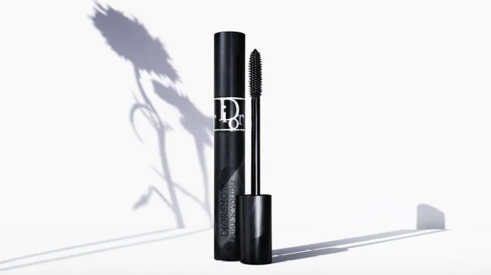 Die Diorshow Pump'n'Volume Mascara sorgt für voluminöse Wimpern (Bild: Dior)