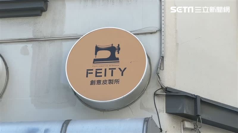 周子瑜2年前揹著陳碧銀設計的棋盤格包包，讓「FEITY」品牌一夕爆紅。（圖／翻攝畫面）