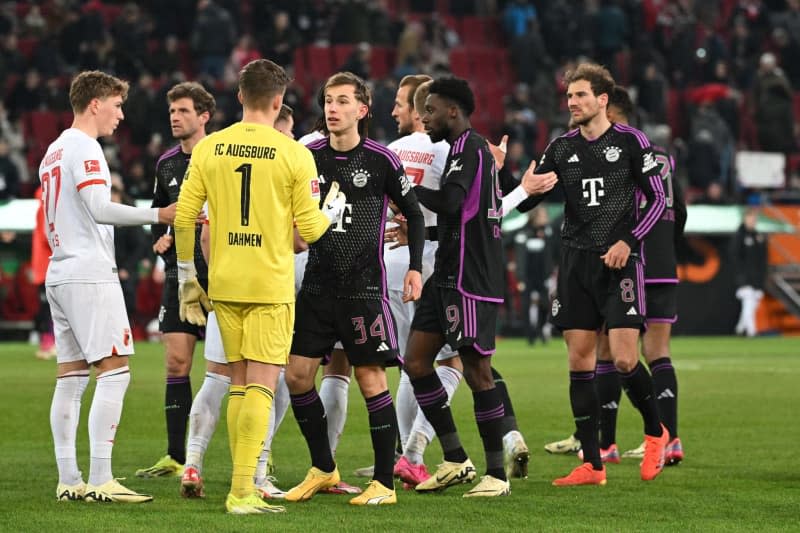 Bayern Munich and Augsburg players talk after the German Bundesliga soccer match between FC Augsburg and Bayern Munich at the WWK-Arena. Sven Hoppe/dpa