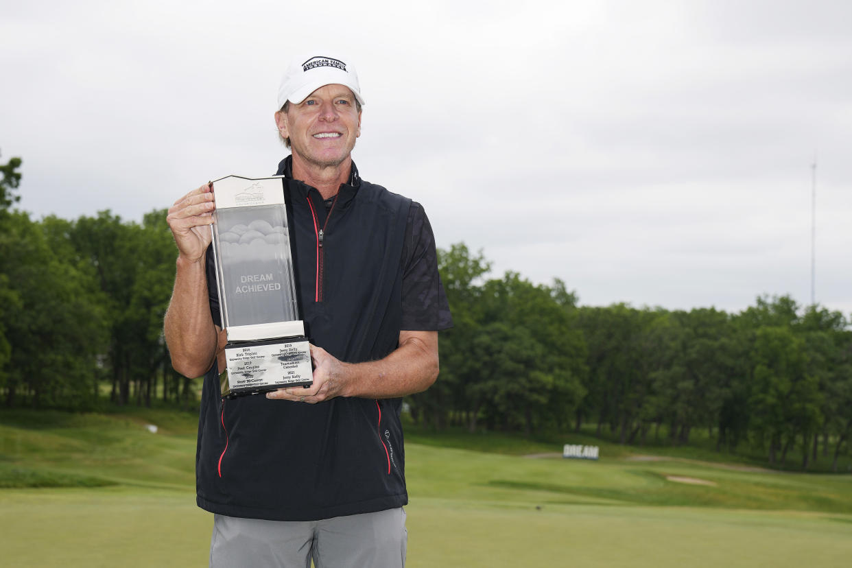  Steve Stricker lifting a trophy having won the American Family Insurance Championship 