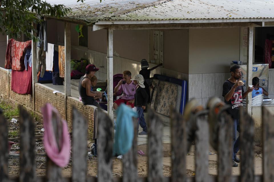 Migrantes venezolanos desayunan en un albergue en Assis, Brasil, el 20 de junio de 2024. Migrantes, policías, funcionarios y analistas afirman que la decisión de Joe Biden de suspender temporalmente el asilo ha generado una actitud de espera entre los migrantes que están en Brasil y han paralizado sus planes de llegar a Estados Unidos. (AP Foto/Martín Mejía)