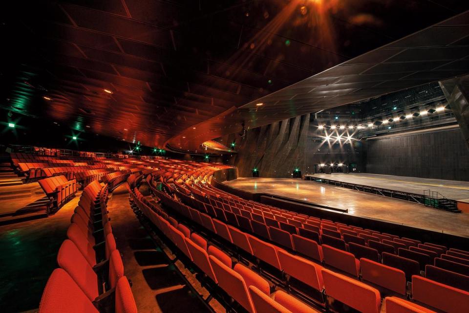 表演廳總體可容納6,000人，2樓座位採用亮眼的橘紅色，頗有現代感。（北流提供）