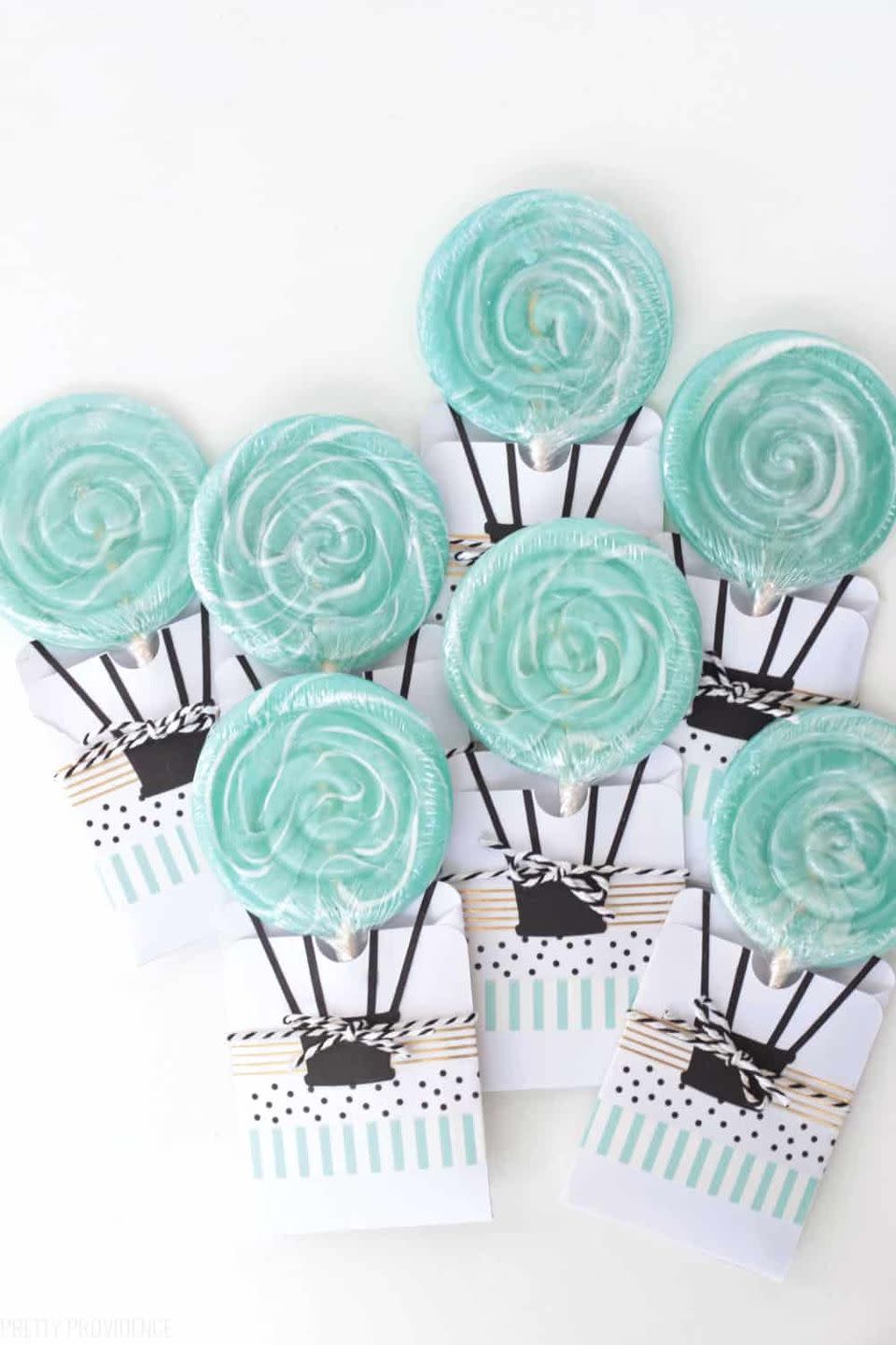 lollipops form the balloon for hot air balloon favors, a great baby shower idea