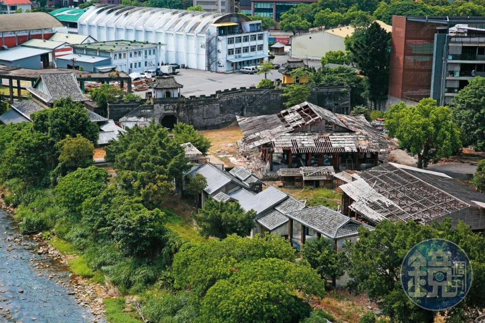 中影文化城由郭台強2006年接手後，有意改建成文創園區，卻因不當黨產及纏訟等因素至今卡關，仍是廢墟。