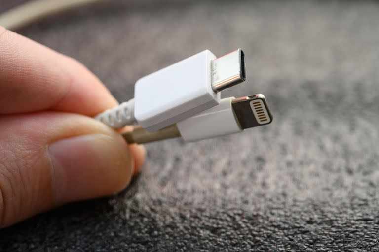 Apple usa el conector Lightning desde el iPhone 5, pero en 2023 migrará al USB-C que usan los dispositivos Android y sus propias iPad, según varios analistas
