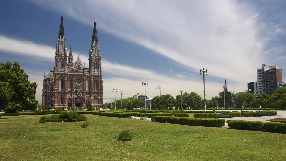 <p>La provincia de Buenos Aires, cuya capital es la ciudad de La Plata, ofrece a sus visitantes casi 1.200 kilómetros de playas y varios sistemas montañosos, como los de Ventania y Tandilla, para los aficionados a las excursiones. (Foto: <a rel="nofollow noopener" href="http://es.wikipedia.org/wiki/Archivo:La_Plata_-_Plaza_Moreno_-_20061207a.jpg" target="_blank" data-ylk="slk:Wikipedia;elm:context_link;itc:0;sec:content-canvas" class="link ">Wikipedia</a> / Barcex / <a rel="nofollow noopener" href="http://creativecommons.org/licenses/by-sa/2.5/deed.es" target="_blank" data-ylk="slk:CC BY-SA 2.5;elm:context_link;itc:0;sec:content-canvas" class="link ">CC BY-SA 2.5</a>). </p>