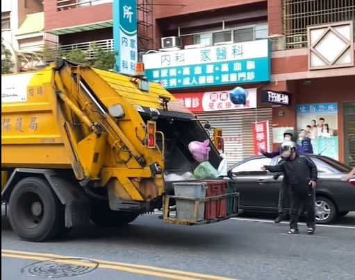 ▲有網友拍下許多倒垃圾民眾未等垃圾車到定點，就把一包包的垃圾當籃球投籃，丟進垃圾車。（圖／翻攝自報廢公社）