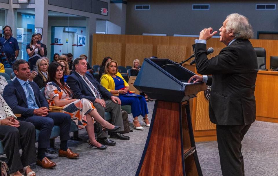 Almagro se refirió a las investigaciones de la CPI sobre casos de lesa humanidad en Venezuela durante un evento en Miami donde el alcalde Francis Suárez y el comisionado Joe Carollo le entregaron las llaves de la ciudad y una proclama.