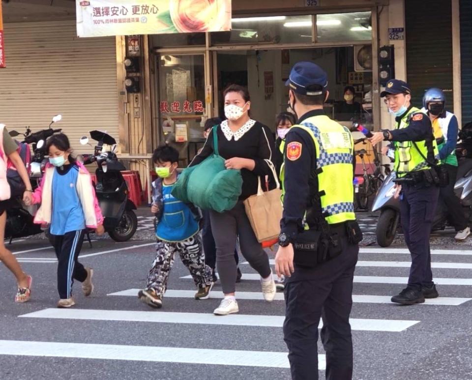 迎接開學日，花蓮警方結合花蓮市十五間校園同步實施護童專案。(花蓮警分局提供)