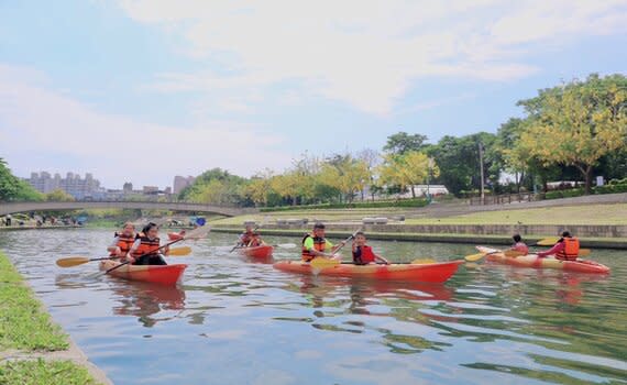 （觀傳媒中彰投新聞）【記者顏淑娟／台中報導】中市府為鼓勵市民參與運動，並推廣安全水域運動知識，今(18)、明兩日在大里康橋水域舉辦「運動i台灣2.0計畫-水上嘉年華」活動，開放免費體驗獨木舟運動，吸引許多親子及民眾踴躍報名參加。運動局長李昱叡到場致意，感謝體育總會輕艇委員會與水上救生委員會長期支持運動發展，推廣水上救生及輕艇運動，鼓勵市民參與。