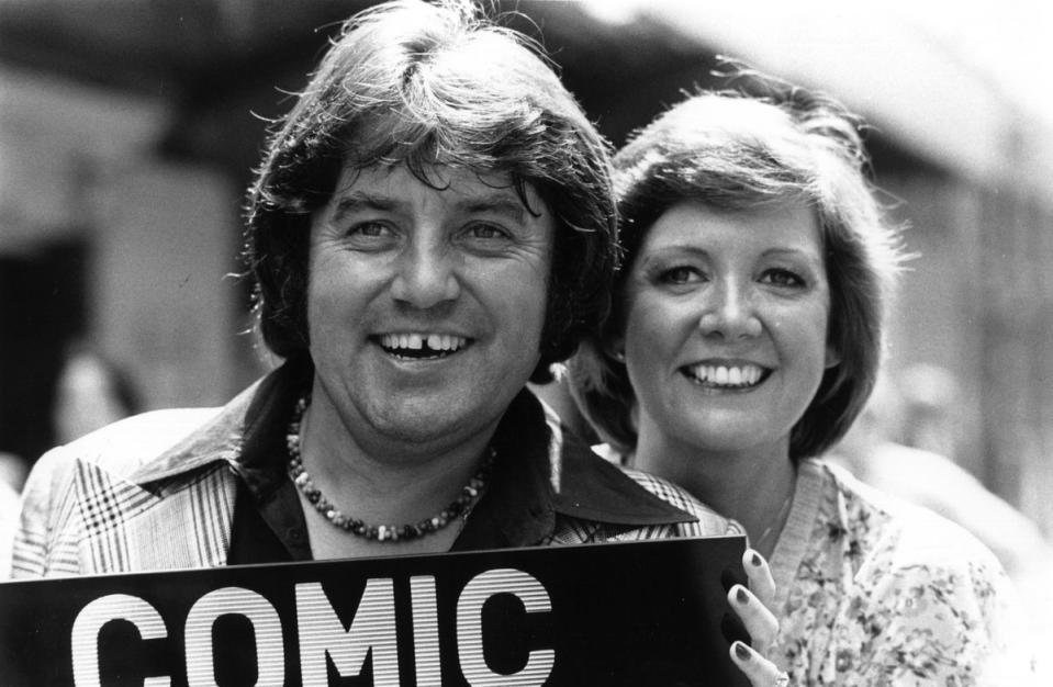 Jimmy Tarbuck holding a licence plate reading ‘COMIC’ with Cilla Black in 1976 (Getty Images)