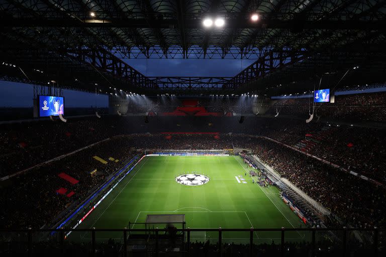 La impactante vista del estadio en el partido de ida entre Milan e Inter, por la Champions League