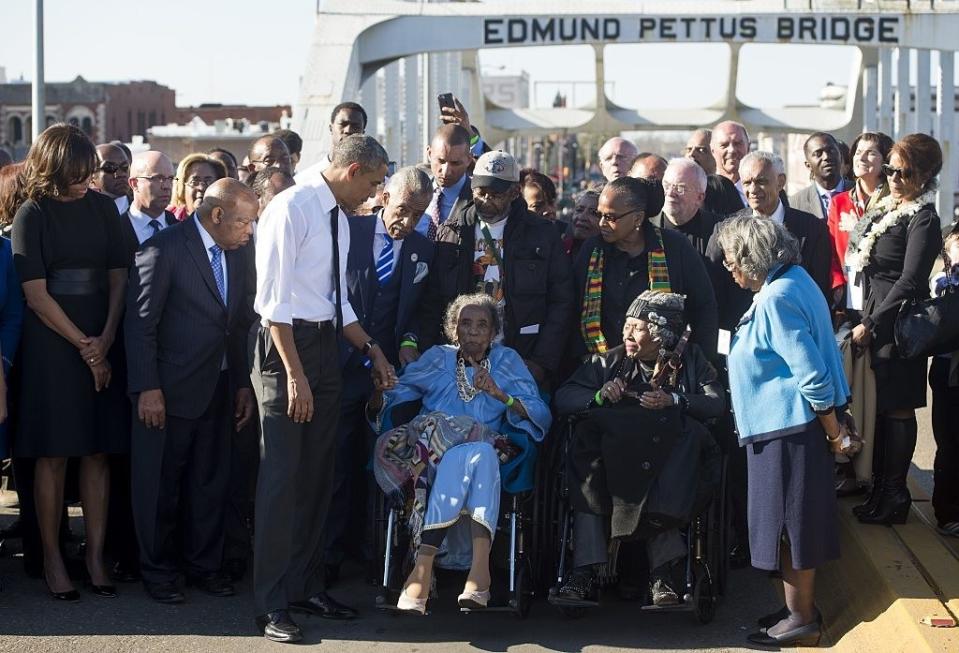 Robinson crossing the bridge with Obama