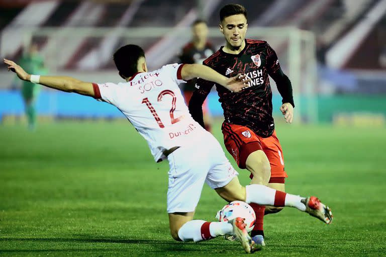 Soto se cruza ante el avance de Palavecino