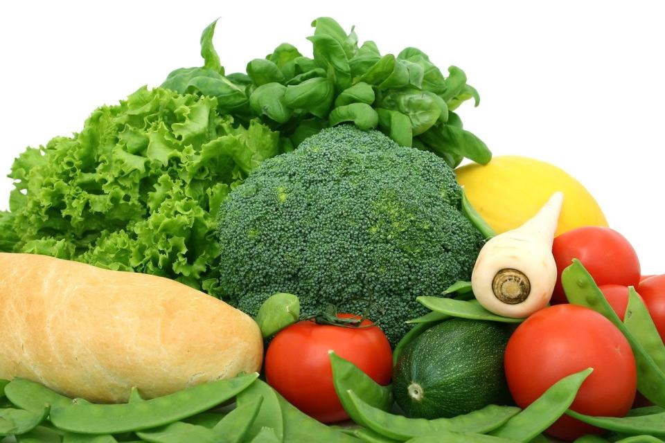 ▲維持晶亮除了多攝取深綠色蔬菜，也可選擇合適的葉黃素保健品。