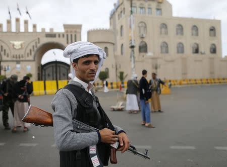 A Shi'ite Houthi rebel mans a checkpoint in Sanaa October 9, 2014. REUTERS/Khaled Abdullah