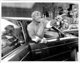 Alors que son album <em>Me Against the World </em>est dévoilé pendant sa période de détention, Tupac sort de prison en 1995. Suge Knight, à la tête de Death Row Records, débourse la somme de 1,4 million de dollars pour sa libération, en échange de trois albums. Entre-temps, la tension entre le rap de la West Coast et la East Cost s’est intensifiée, en partie à cause de la sortie du single <em>Who Shot Ya ? </em>de Biggie Smalls, même si ce dernier assure l’avoir écrit avant la fusillade dans les bureaux de Quad Studios. Le 3 août 1995, Suge Knight prend violemment à partie Puff Daddy et son label lors de la cérémonie des Source Awards. Le 13 février 1996, Tupac livre le double album <em>All Eyez On Me, </em>qui finit de l’imposer au sommet du rap américain. Quatre mois plus tard, il sort le single <em>Hit ‘Em Up</em>, dans lequel il s’en prend directement à Notorious B.I.G. Dans la nuit du 7 septembre 1996, Tupac est dans les gradins lors de l’affrontement entre Mike Tyson et Bruce Seldon au MGM Grand de Las Vegas. À la sortie de l’hôtel, une bagarre éclate entre 2Pac et Orlando Anderson, un membre du gang des Crips. Le rappeur monte ensuite dans sa voiture pour se rendre dans un club. Sur la route, il est touché par quatre balles lorsque les passagers d’un autre véhicule le prennent en embuscade à un feu rouge. Il succombe à ses blessures le 13 septembre 1996, et les circonstances exactes autour de son décès n’ont toujours pas été éclaircies. Le corps de la star est incinéré dès le lendemain. Les membres de son groupe Outlawz auraient mélangé ses cendres avec du cannabis pour les fumer. <em>(Photo by Bolivar Arellano/New York Post/Photo Archives, LLC via Getty Images)</em>