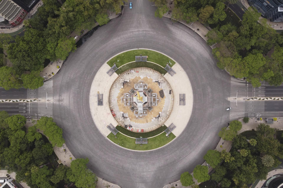 El monumento y la rotonda del Ángel de la Independencia se encuentra privado de tráfico el domingo 17 de mayo de 2020 en el icónico Paseo de la Reforma de la Ciudad de México, ya que la mayor parte de la población está confinada por el coronavirus. (AP Foto/Christian Palma)