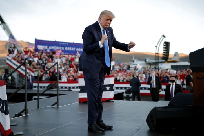 El presidente Trump baila al ritmo de la música al finalizar un acto de campaña celebrado el domingo en Carson City, Nevada (Carlos Barria / Reuters).