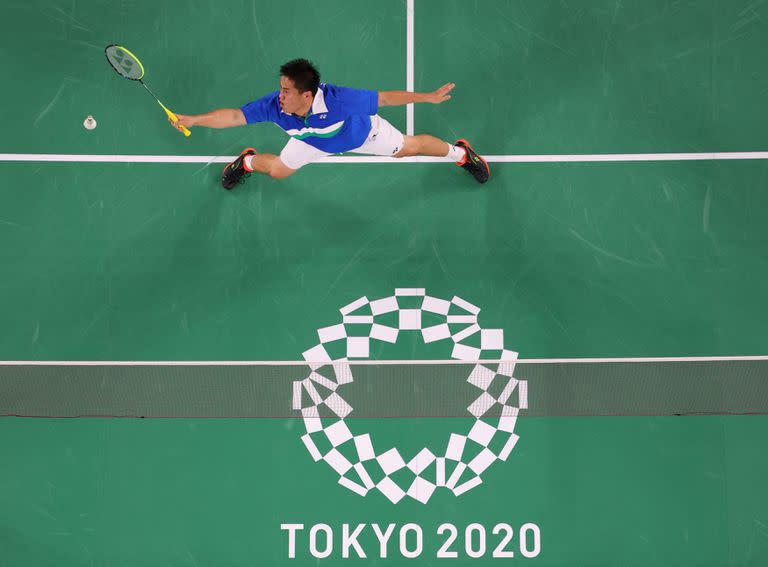 Phillip Chew de EE. UU. Realiza un disparo en el partido de la fase de grupos de bádminton de dobles masculinos con Ryan Chew de EE. UU. Contra Keigo Sonoda de Japón y Takeshi Kamura de Japón durante los Juegos Olímpicos de Tokio 2020 en el Musashino Forest Sports Plaza en Tokio el 26 de julio de 2021.