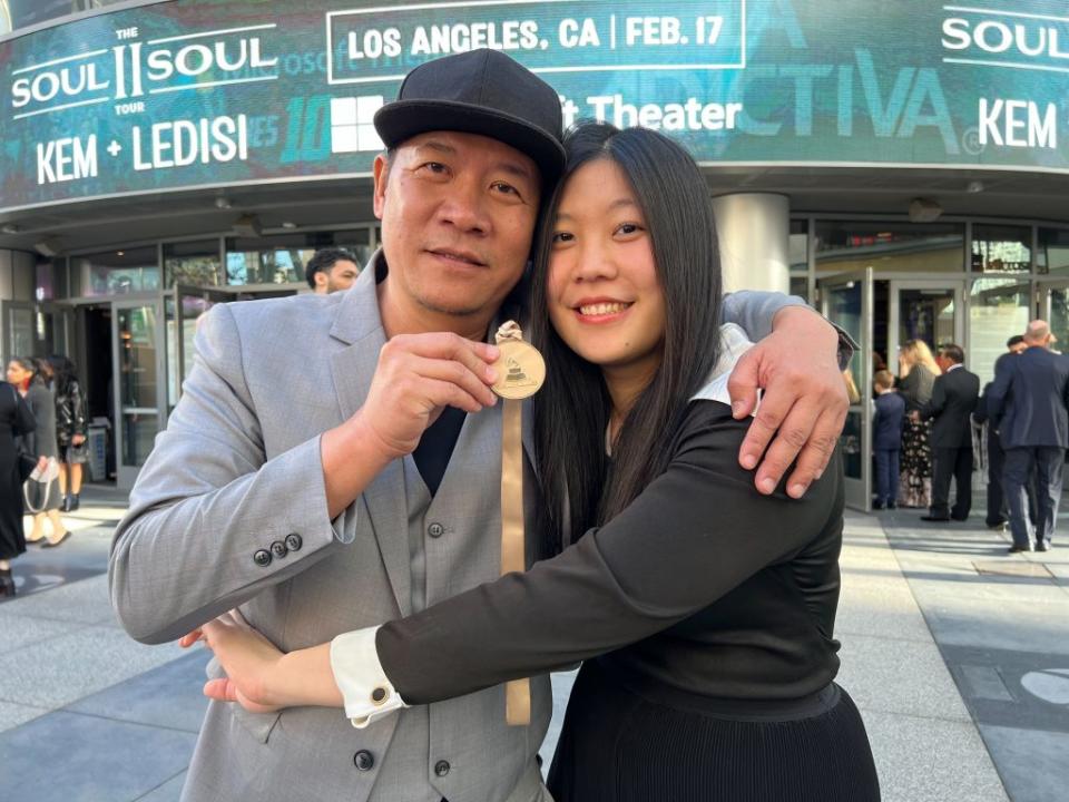 蕭青陽18年來7度入圍葛萊美獎，今年與女兒蕭君恬（右）合作的唱片包裝作品終於獲獎。（中央社）